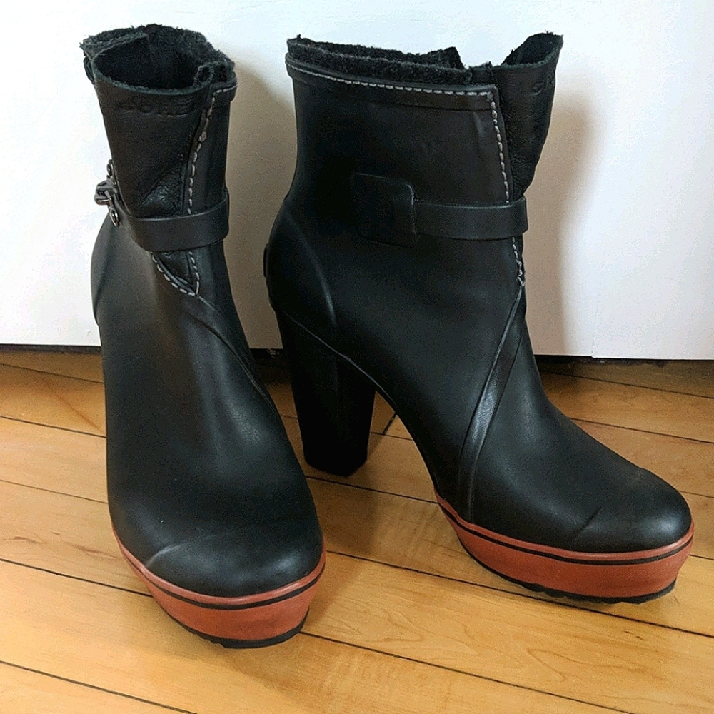 Sorel Medina platform rain boots size 9.5